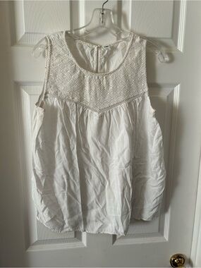 Old Navy White Sleeveless Eyelet Yoke Camisole